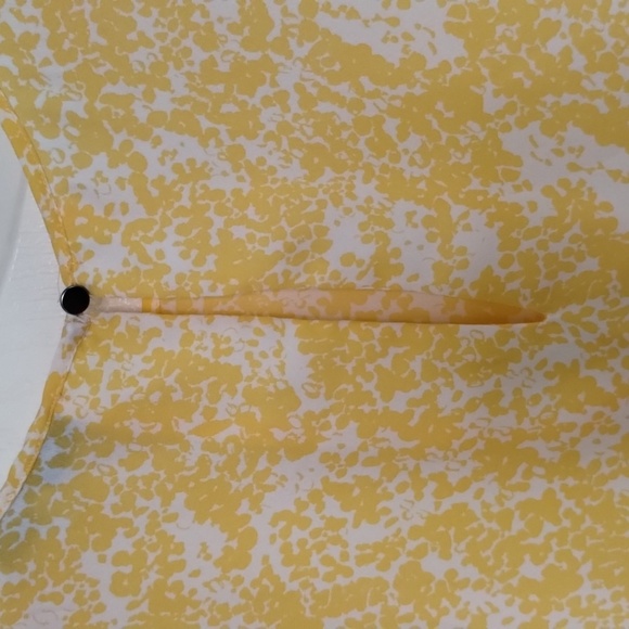 Lily White yellow and white printed blouse size medium flutter sleeve flowy - Picture 3 of 7